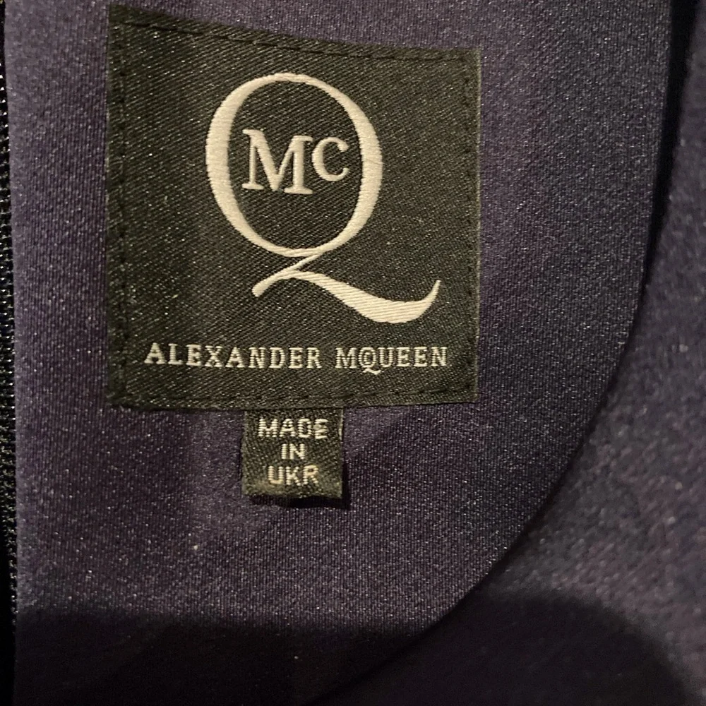 Alexander McQueen Elegant Navy Sleeveless Fitted Dress - Picture 6 of 10